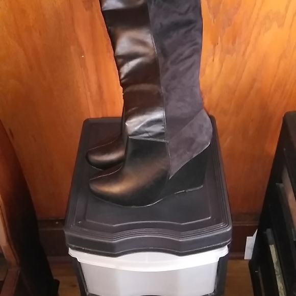 Women Boots - Picture 4 of 10